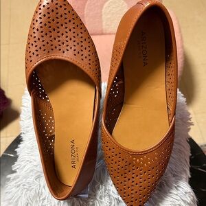 Arizona Jean Company Women's Tan Perforated Flats